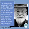 Frase de Terry Pratchett: —Tenga cuidado. A la gente le gusta que les digan lo que ya saben. Recuerde eso. Se ponen incómodos cuando uno les cuenta cosas nuevas. Las cosas nuevas... bueno, las cosas nuevas no son lo que se esperan.
